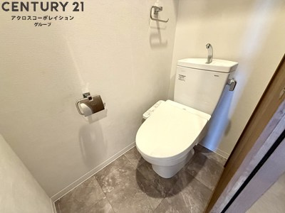 トイレ　温水洗浄便座付きのトイレです♪