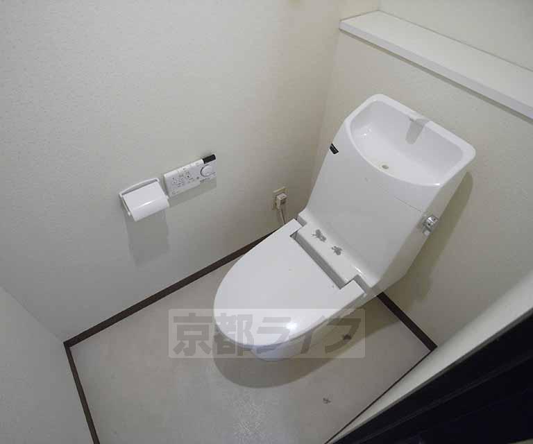 トイレ　便利な棚のあるトイレです。