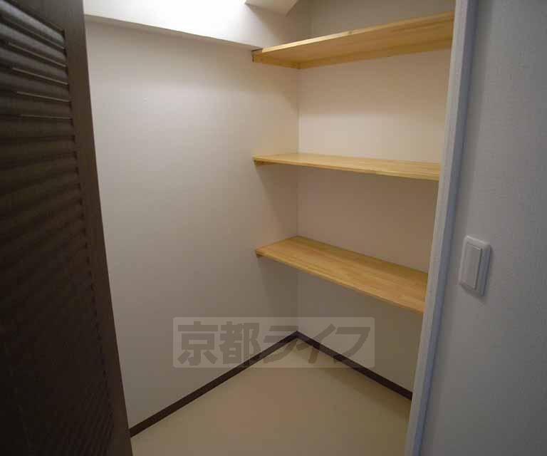 収納　廊下奥、たっぷり収納できるもの入れです。