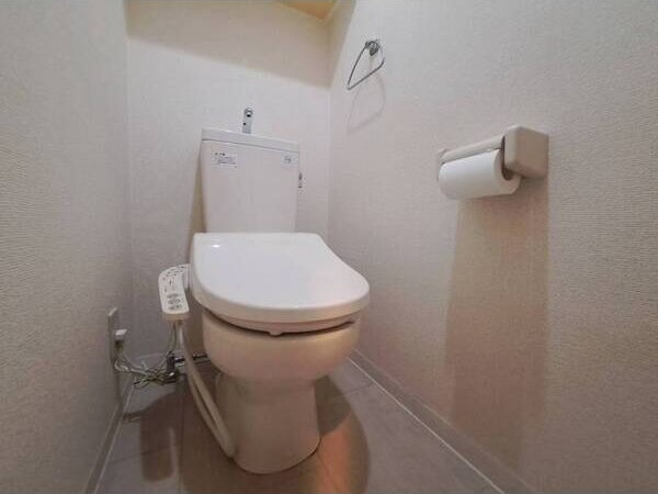 トイレ　※写真は同じマンションの違う部屋のものになります。