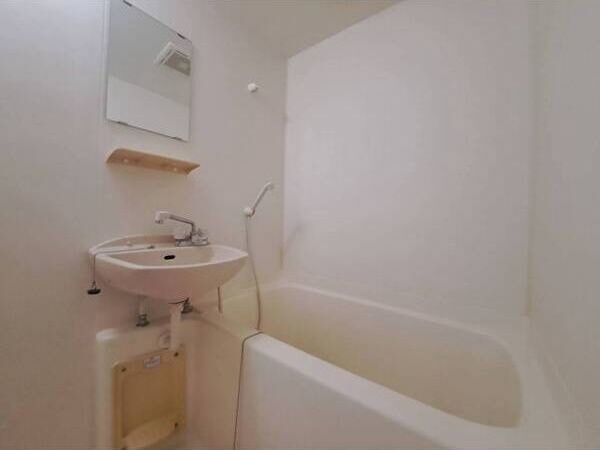 バス・シャワールーム　※写真は同じマンションの違う部屋のものになります。