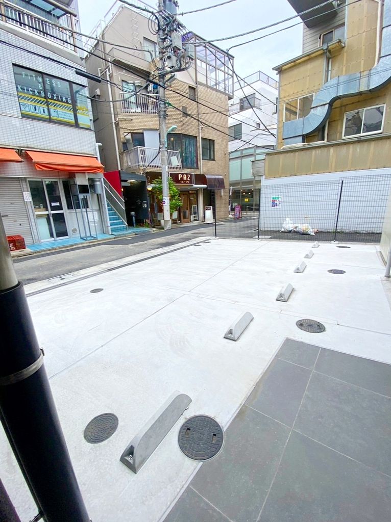 駐車場　玄関