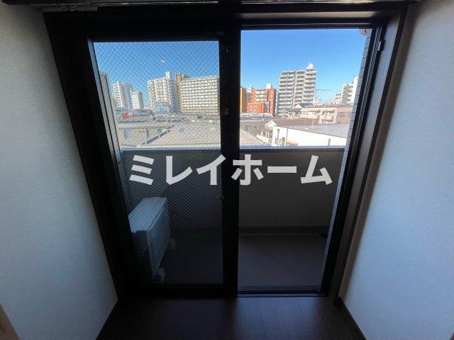 バルコニー　同建物内別のお部屋の参考写真になります。