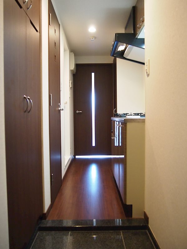 玄関　同建物内別のお部屋の参考写真になります。