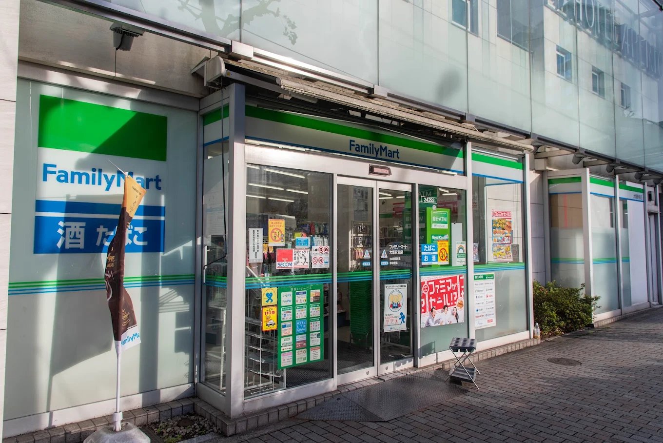 コンビニ　ファミリーマート大塚駅前店（コンビニ）まで24m
