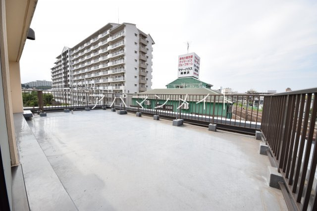 バルコニー　広々としたバルコニー付きです