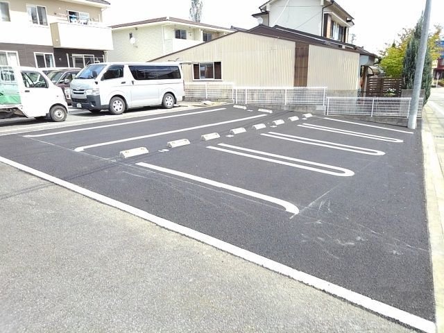 駐車場　駐車場があるので、車を買う予定の方も安心です