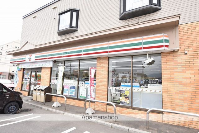 コンビニ　セブンイレブン（コンビニ）まで717m