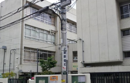 小学校　新宿区立鶴巻小学校（小学校）まで701m