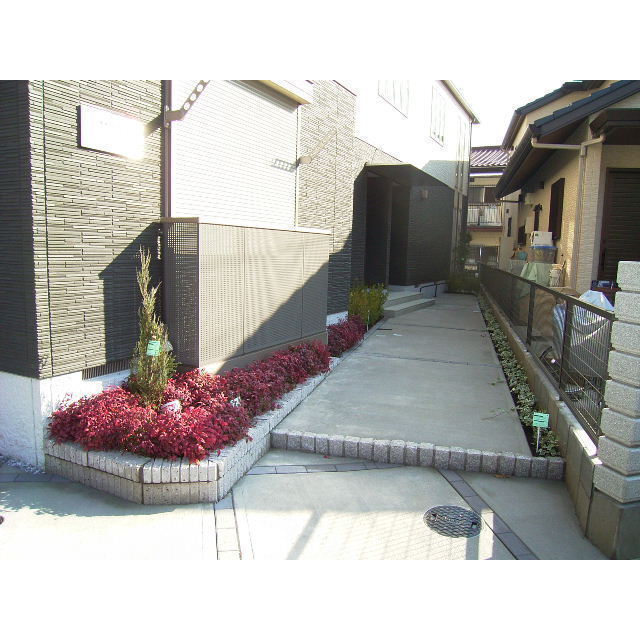 建物外観　建物回りの植栽がオシャレ♪