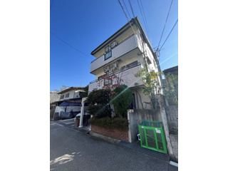 建物外観　敷地内に居住者専用のごみ置き場があります