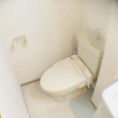 トイレ　温水洗浄便座付きのトイレです♪