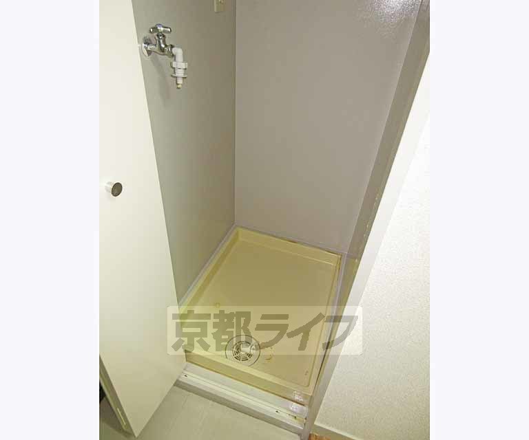 その他設備　玄関横洗濯機収納スペース