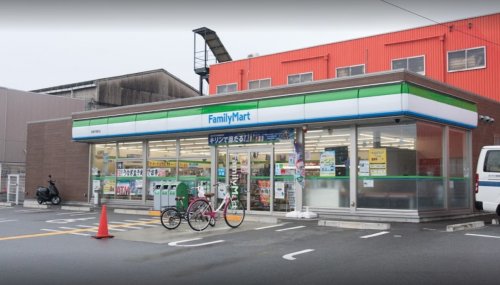コンビニ　ファミリーマート 京屋平岡町店（コンビニ）まで879m