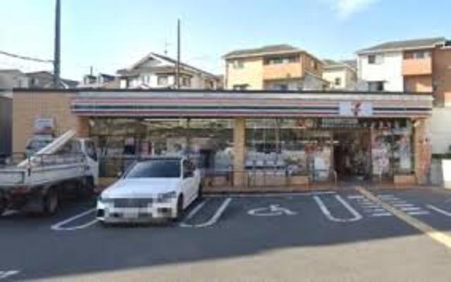 コンビニ　セブンイレブン吹田佐井寺4丁目店（コンビニ）まで585m