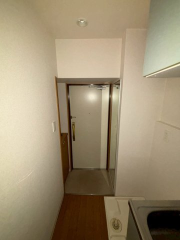 玄関　同物件別部屋写真