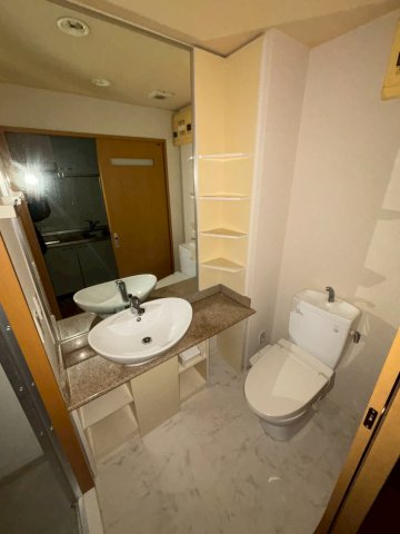 トイレ　同物件別部屋写真