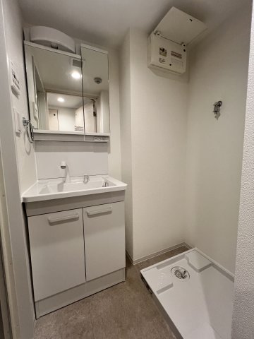 洗面設備　ゆったりとスペースのある洗面所