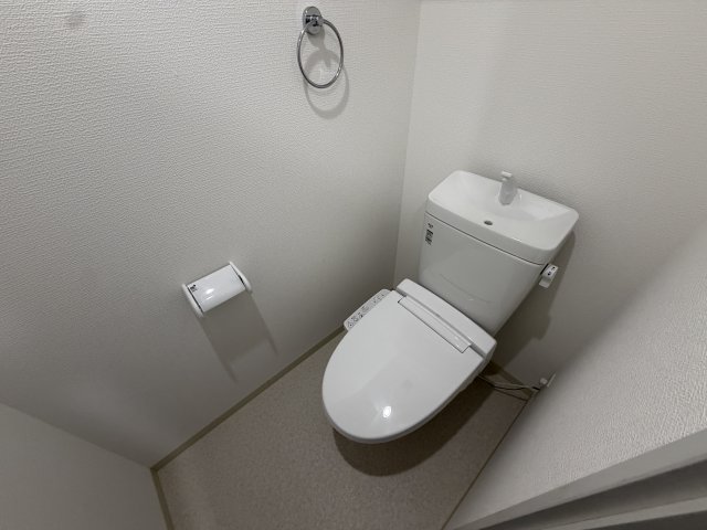ＪＲおおさか東線 新加美駅 徒歩2分 4階建 新築のトイレ写真