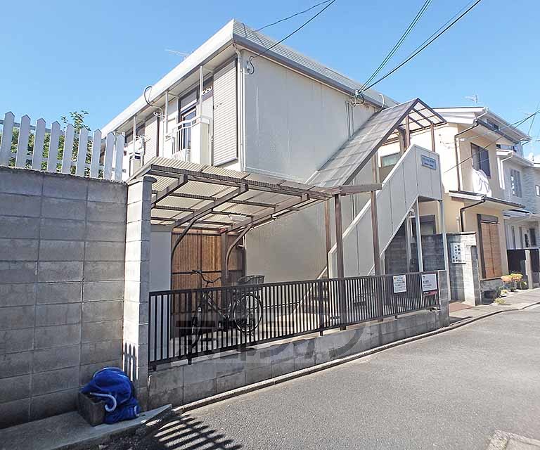 京都市上京区常盤井図子町のアパートの建物外観