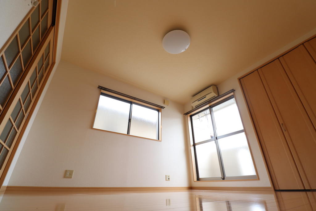 居室・リビング　2面採光で明るい洋室♪