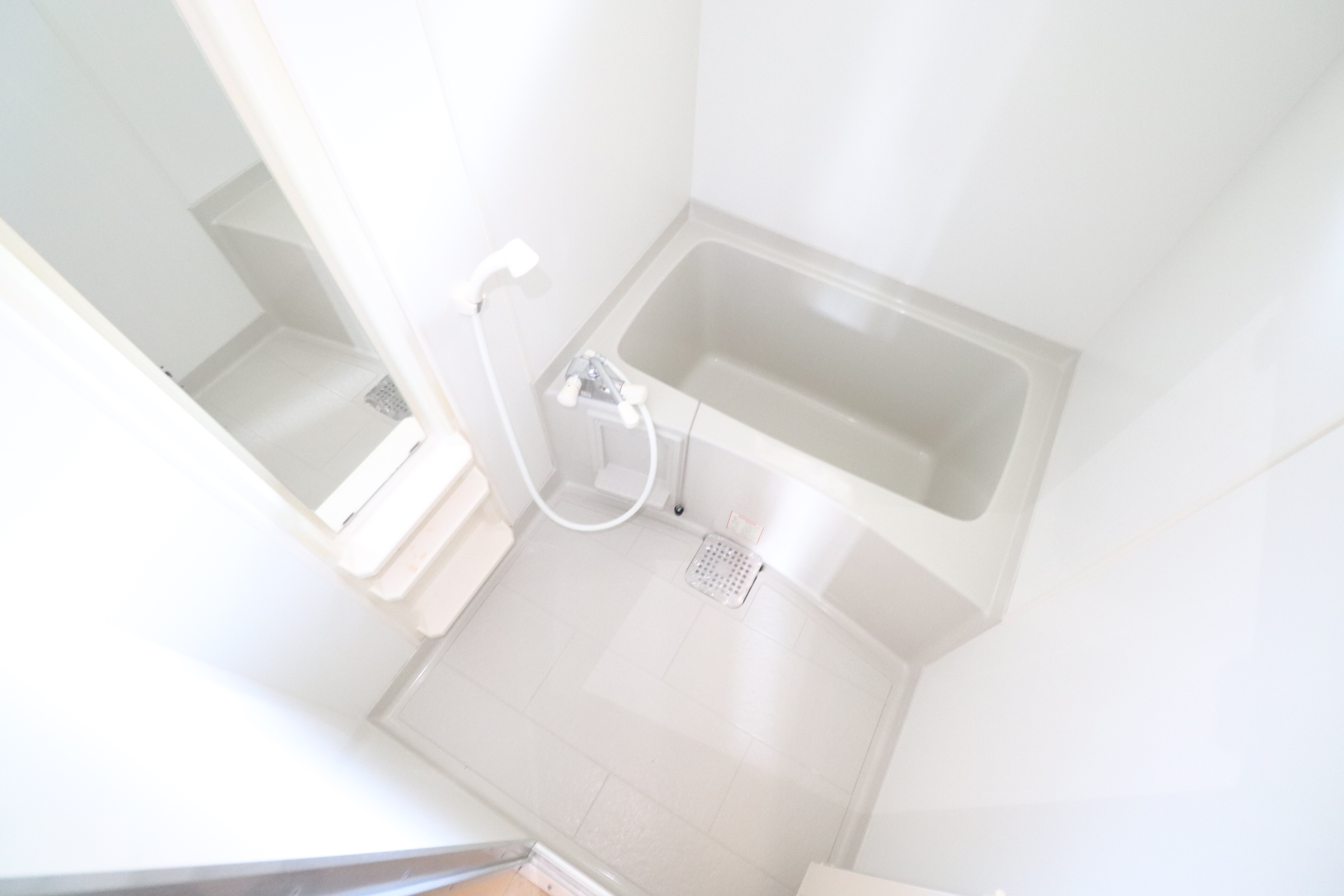 バス・シャワールーム　窓があるので換気にも便利♪