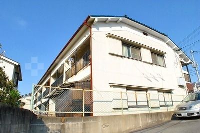 吹田市千里山高塚のアパートの建物外観