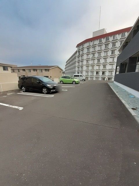 【仙台市泉区天神沢のアパートの駐車場】