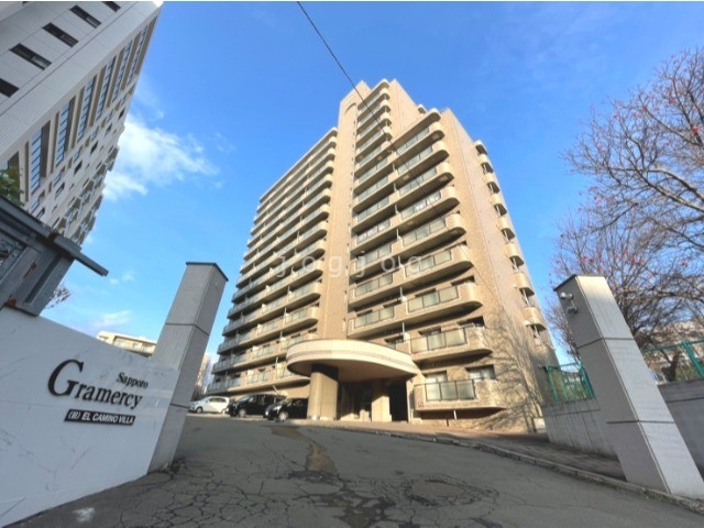 【札幌市豊平区平岸三条のマンションの建物外観】