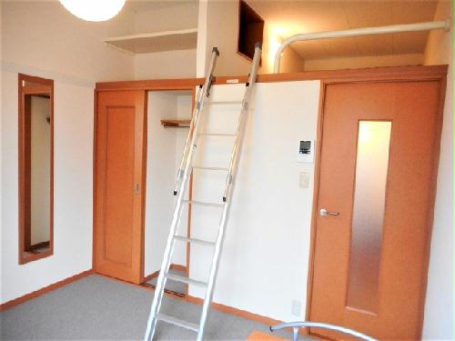 居室・リビング　カーペットのお部屋です