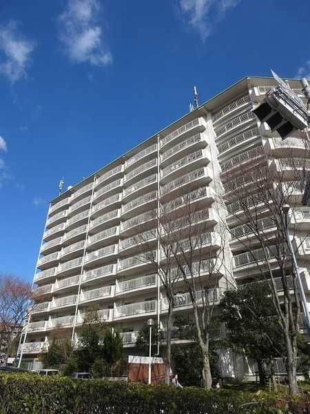 【吹田市上山田のアパートの建物外観】