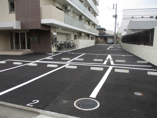 【グラン・シェーヌ八幡の駐車場】