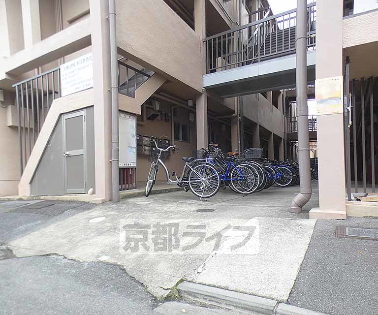 【京都市左京区田中西樋ノ口町のマンションのエントランス】