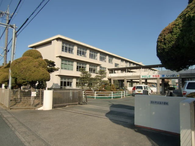 【浜松市中央区植松町のアパートの小学校】