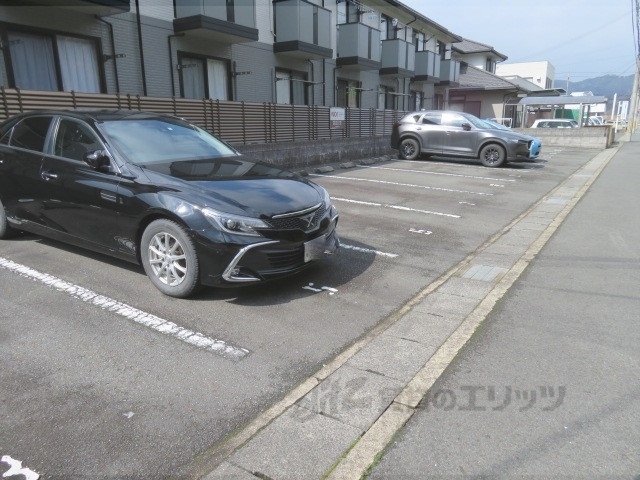 【福知山市荒河東町のアパートの駐車場】