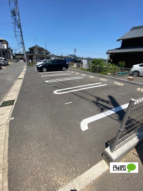 【大府市長草町のアパートの駐車場】