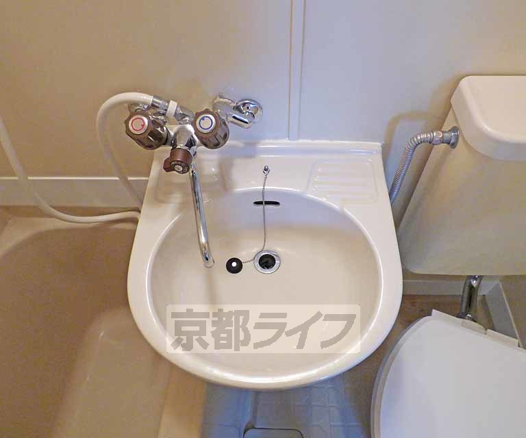 洗面設備　綺麗な洗面台です。