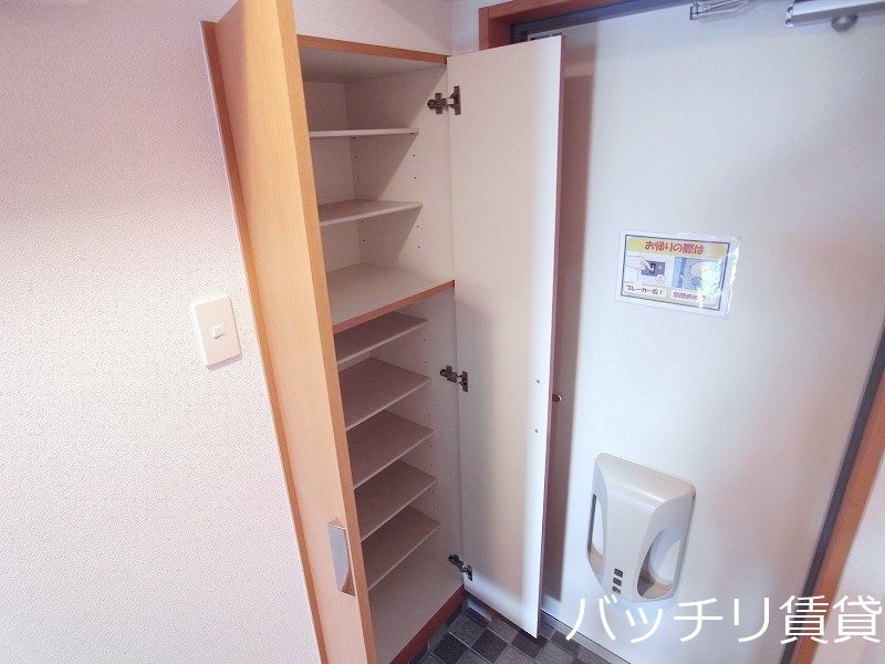 玄関　別号室タイプの為、現状を優先致します。