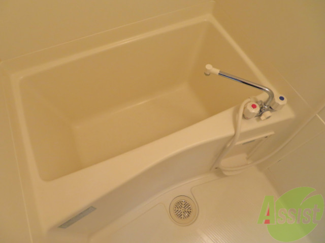 バス・シャワールーム　浴室はゆったりと浸かれるサイズ感になっています。