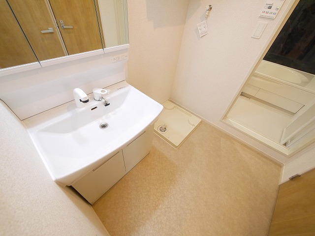 洗面設備　独立洗面台あり、毎朝おしゃれに忙しい女性の方におすすめです