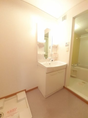 洗面設備　コンパクトで使いやすい洗面所