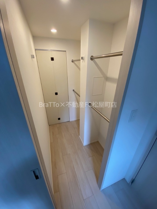 収納　収納（ウォークスルークローゼット）