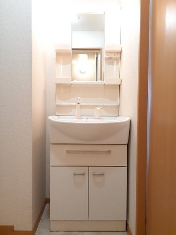 洗面設備　ゆったりとスペースのある洗面所