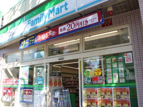 コンビニ　ファミリーマート 本駒込駅前店（コンビニ）まで107m