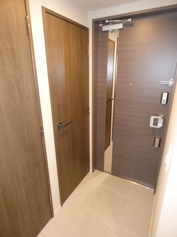 玄関　室内写真は別号室の参考写真です