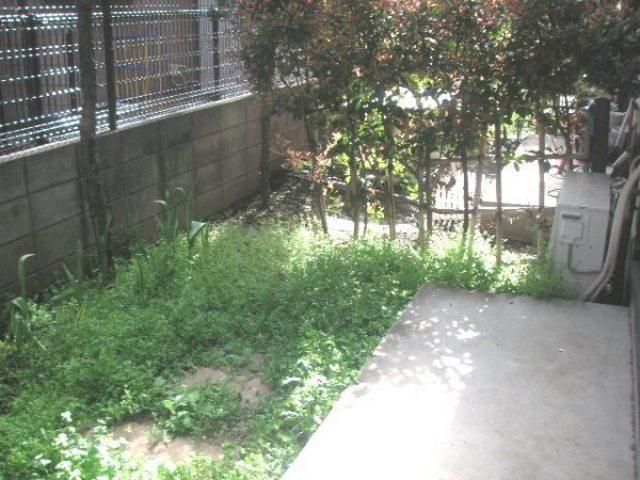 バルコニー　専用庭！小さいお子様の遊び場にもなります！