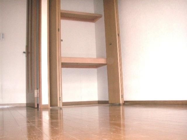 居室・リビング　各部屋に収納があります！