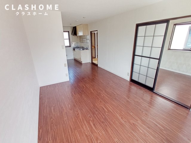 居室・リビング　同物件の別部屋になります。