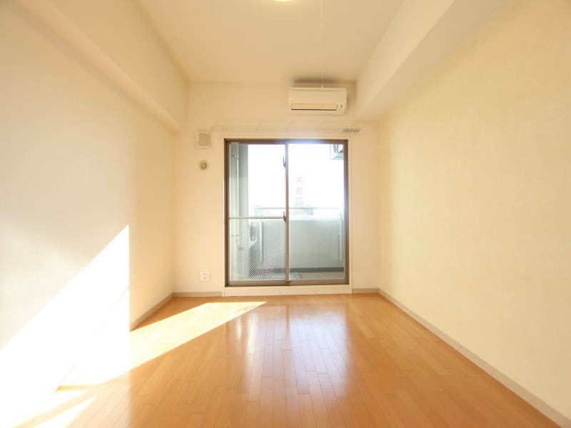 居室・リビング　洋室6.8帖　南向きバルコニー　エアコン付