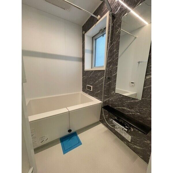 バス・シャワールーム　※写真は同じマンションの違う部屋のものになります。